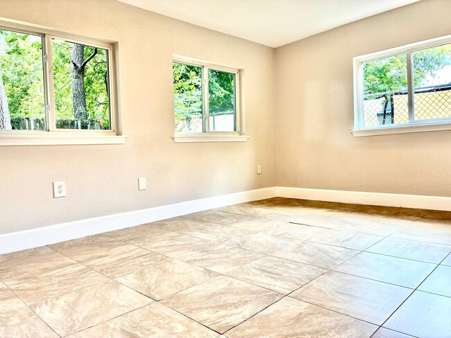 Building Photo - 16927 Hibiscus Ln