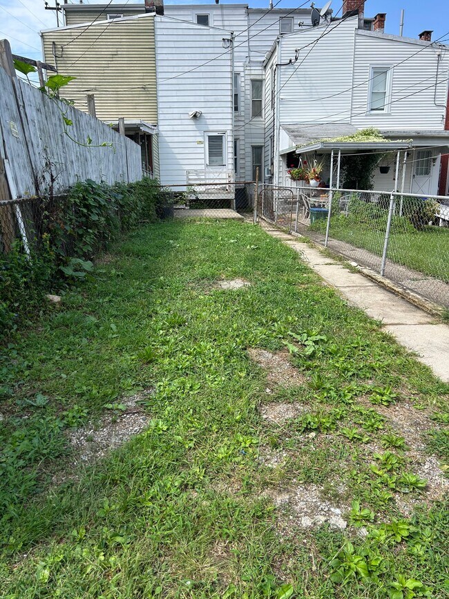 Building Photo - 563 S 18th St