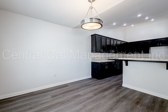 Building Photo - 4 Bedroom/2 Bath Home in the Southwest - $...