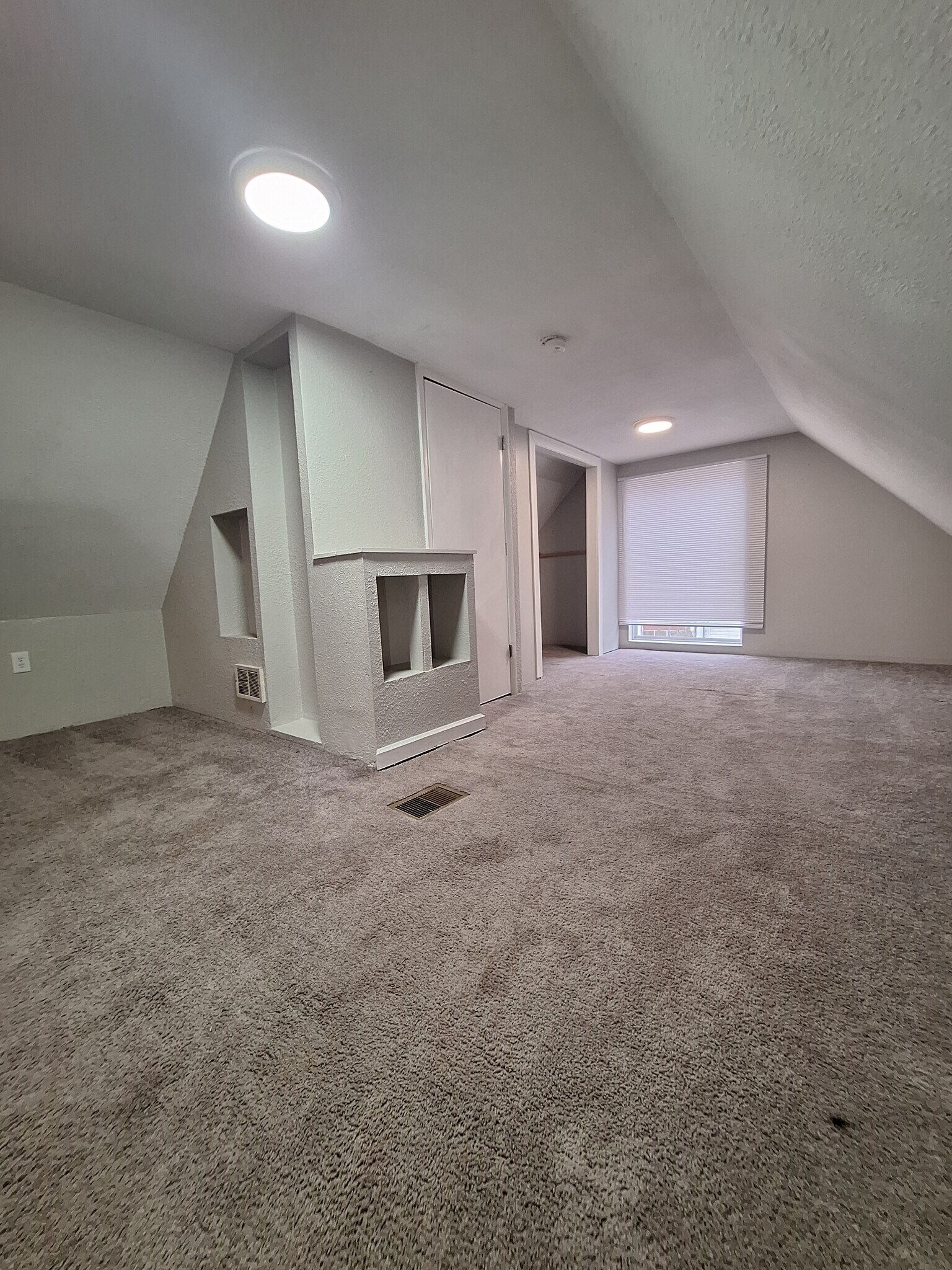 Building Photo - 627 E 7th Ave