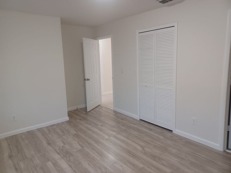 Building Photo - 3/2 Duplex w/ Garage.  Tenant occupied until 3/31/26.