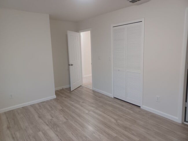 Building Photo - 3/2 Duplex w/ Garage.  Tenant occupied until 3/31/26.