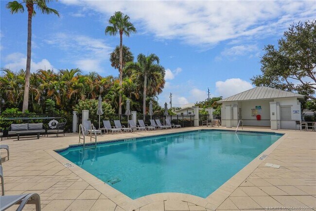 Building Photo - 3651 NE Pineapple Ave