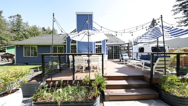 Building Photo - 3 Bed 3 Bath - Upgrades Throughout - Matur...