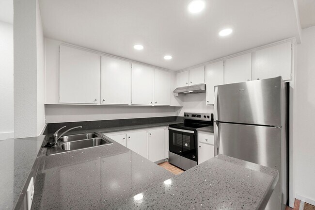Building Photo - Mission Valley 1 BR/1 BA Condominium at Ra...