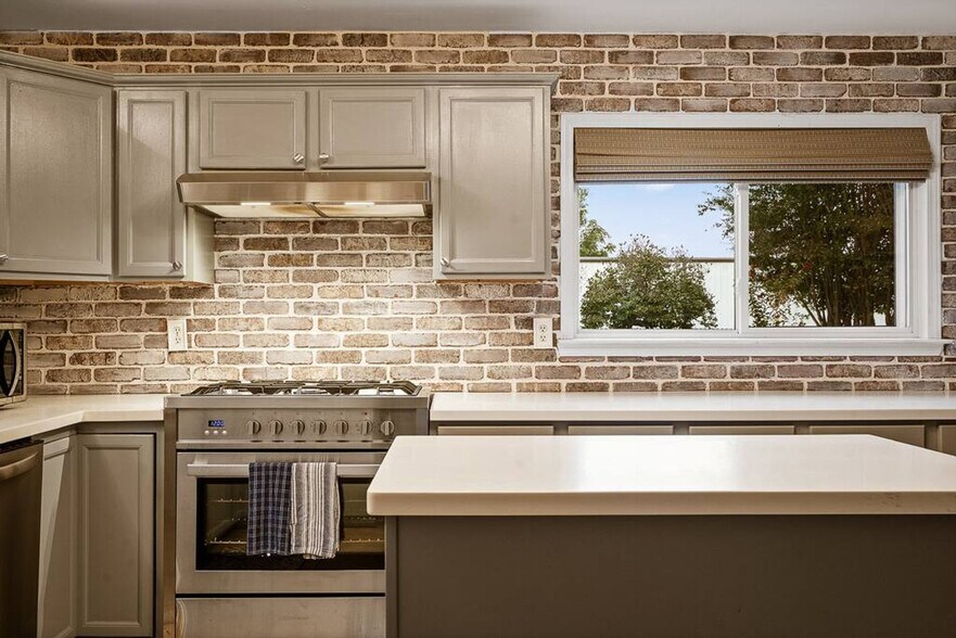 Building Photo - 2 Mead Dr