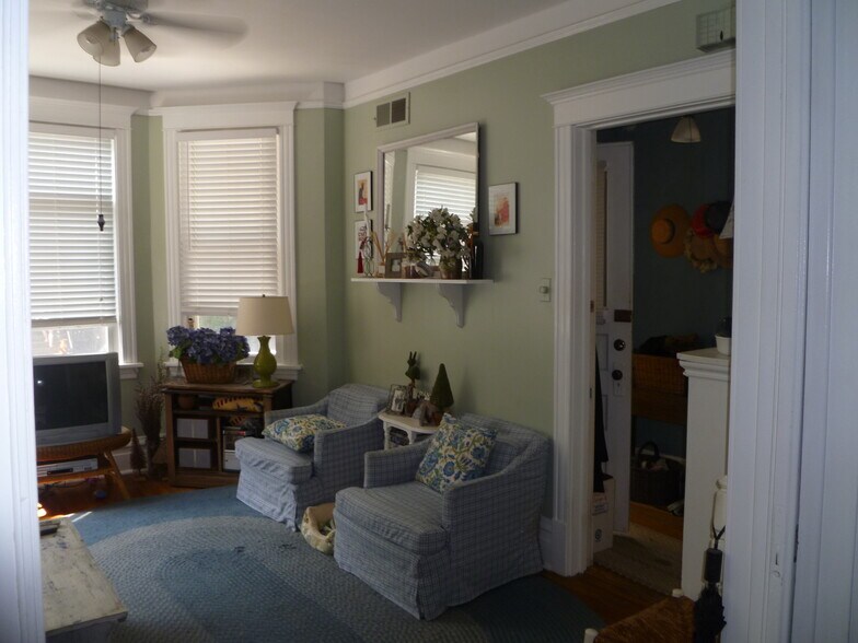 Living room--furnished - 2106 W Fletcher St