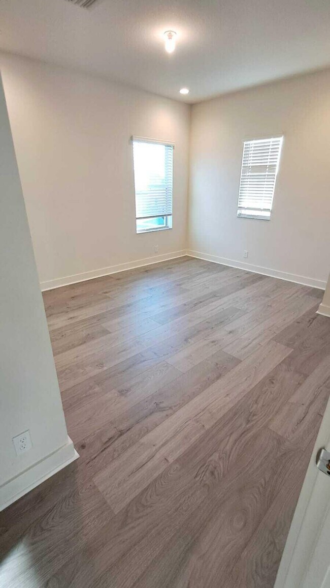 Building Photo - 9346 Crestview Cir