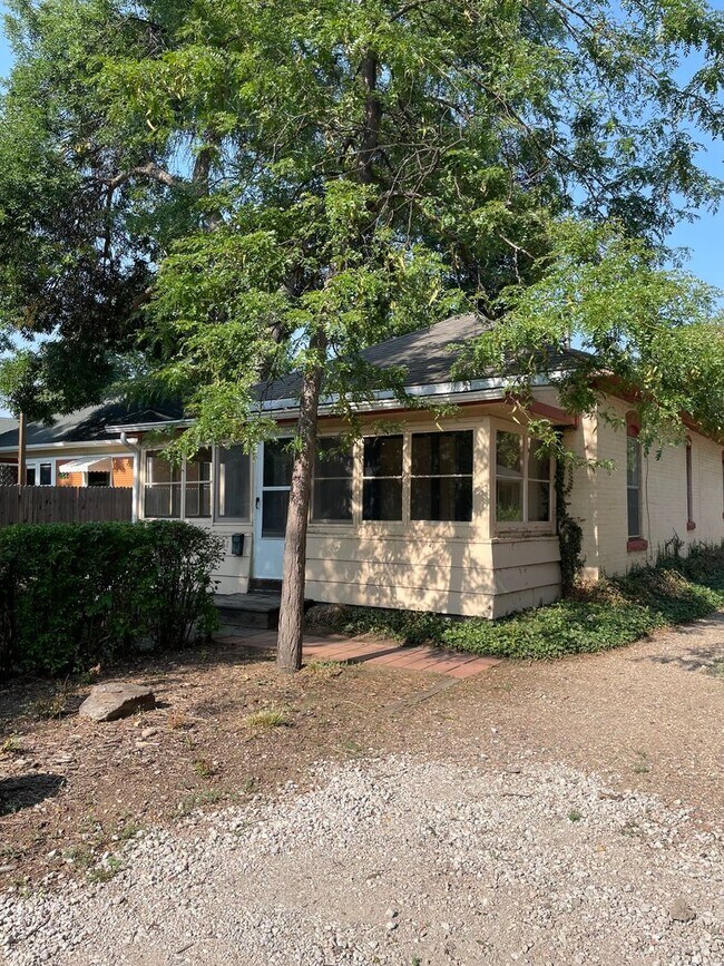 Building Photo - Cute 2 Bed 1 Bath Close to Old Town Fort C...