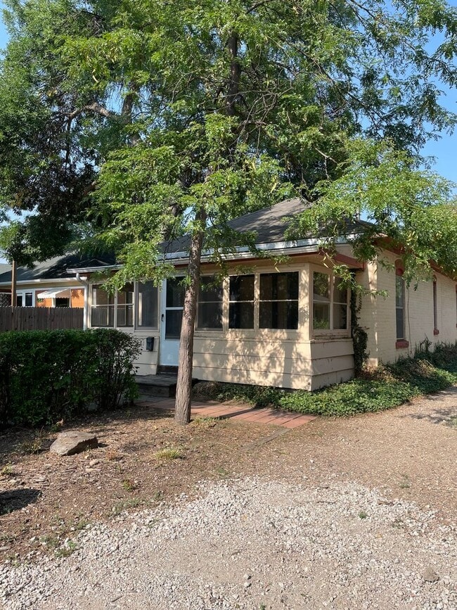 Building Photo - STUDENTS WELCOME! Cute Updated 2-Bed / 1-Bath Home 1 Mile from CSU