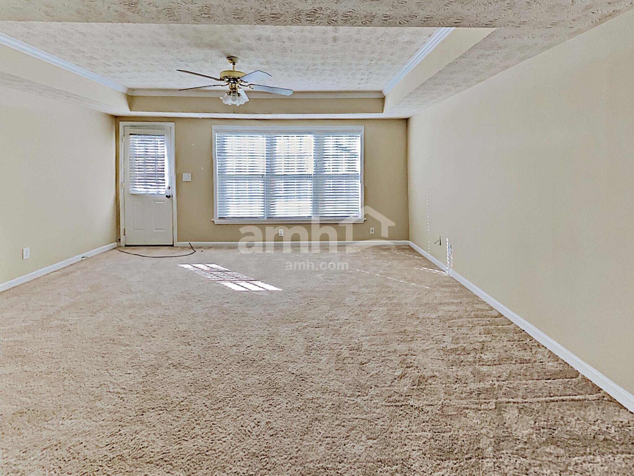 Building Photo - 2044 Lakeland Dr