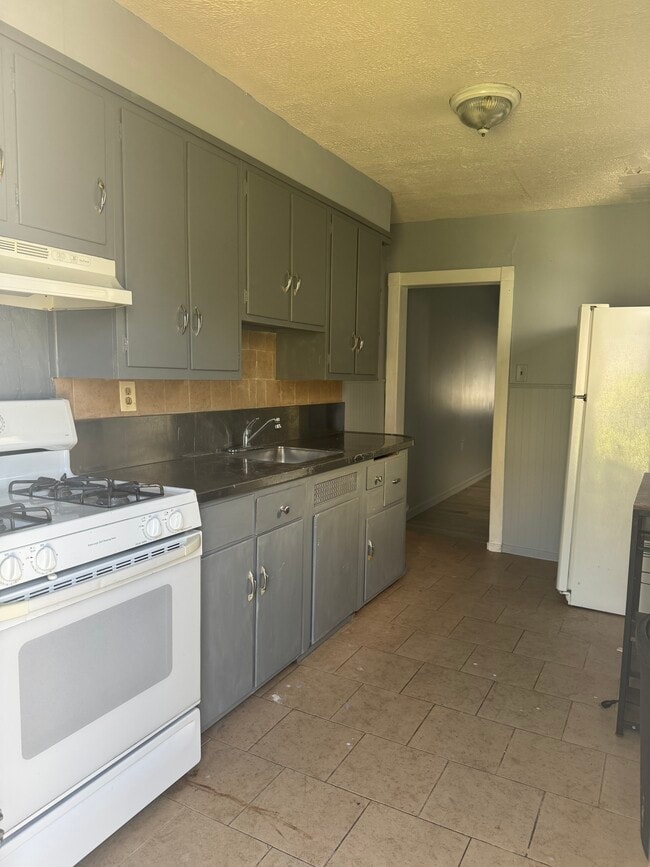 Building Photo - 1015 Birch St