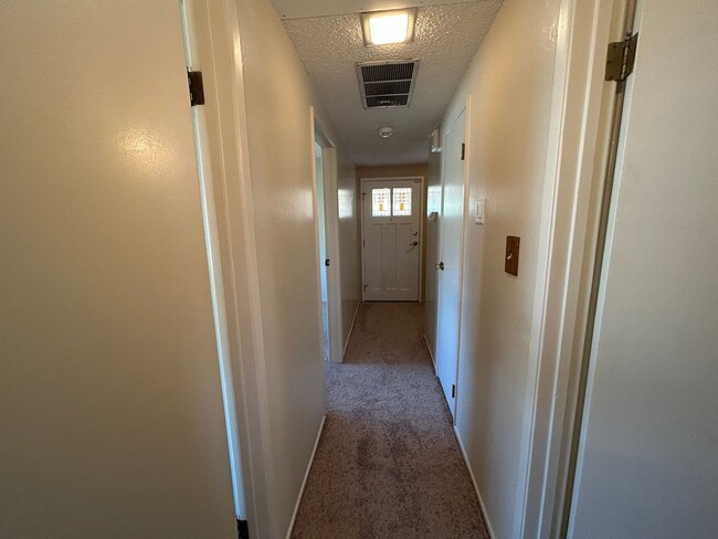 Building Photo - Nice Single Level Home with Attached Garag...