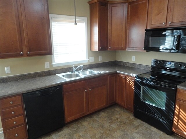 Building Photo - 645 Commander Dr
