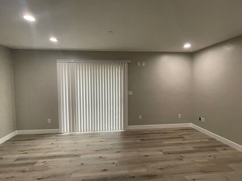 Building Photo - 2737 Sarver Ln