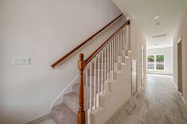 Building Photo - 5530 Hirondel St