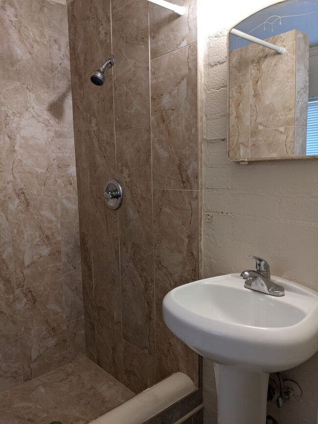 Building Photo - One Bedroom One Bath Home