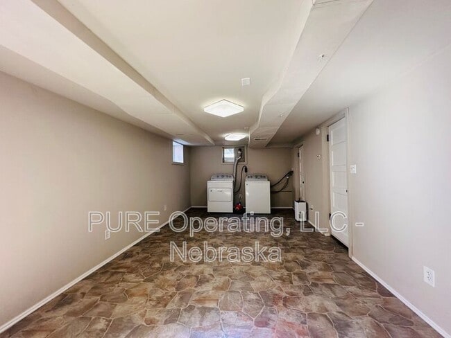 Building Photo - 830 S 54th St