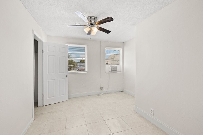 Building Photo - 1125 W 28th St