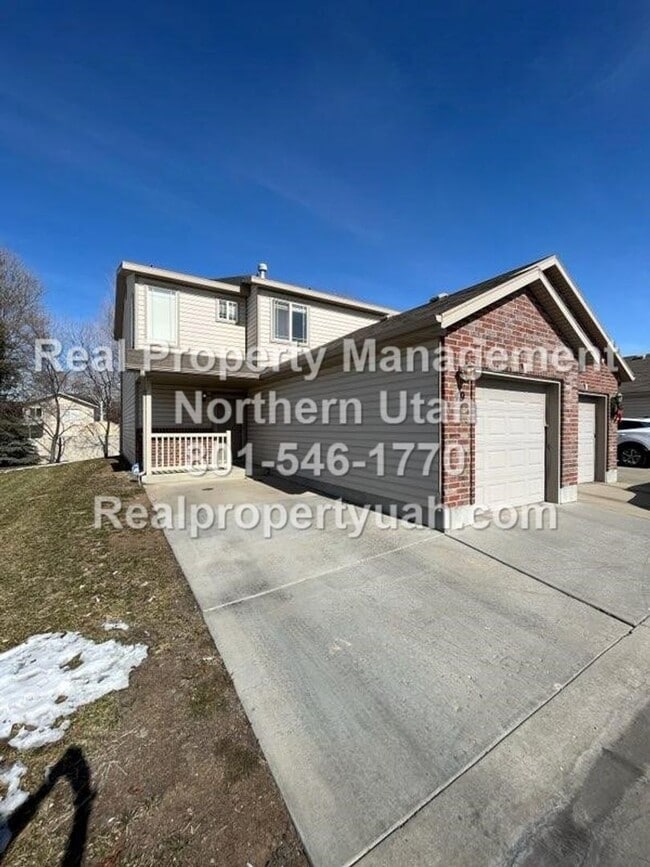 Building Photo - 2 Bedroom 1.5 Bath Townhome Available Now!