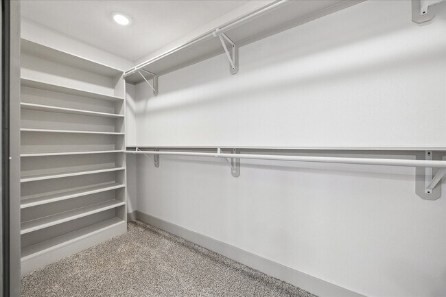 Building Photo - 9214 Grandview Park Dr