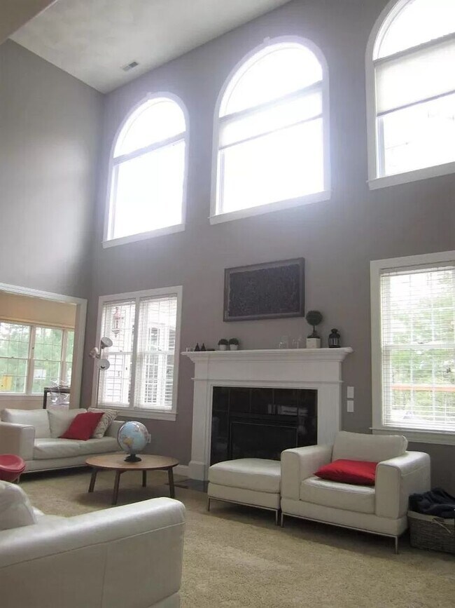 Building Photo - Spectacular 4 bedroom, 4,500 sq ft Single ...