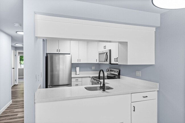 Building Photo - Large Remodeled 2bd, 1ba Condo Available in Totem Lake!