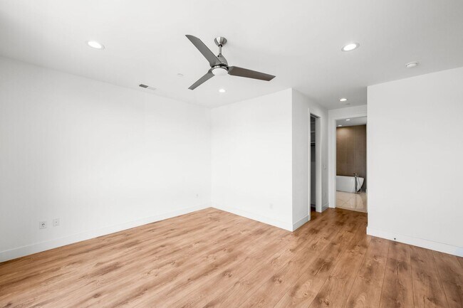 Building Photo - LUX 3BD, 5BA Modern Townhome at 9th & CO Near Congress Park