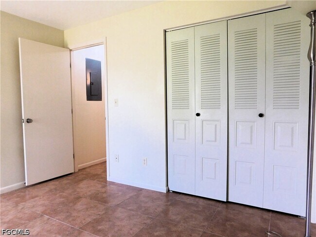 Building Photo - 10525 Putnam Ct