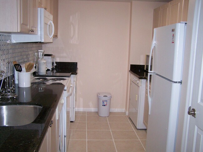 Building Photo - 2080 Greenview Shores Blvd