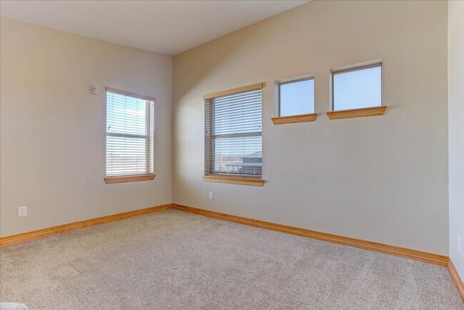 Building Photo - 1725 Majestic Dr