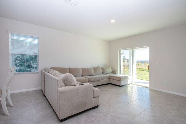 Building Photo - Spacious 5-Bed Retreat with Granite Elegance in Lakewood Ranch