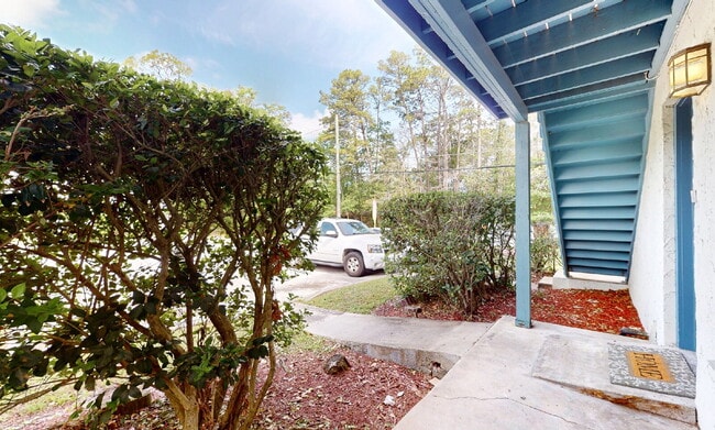 Building Photo - Expansive 2BR Downstairs Apartment Featuring a Fresh Remodel and Stainless Steel Essentials.