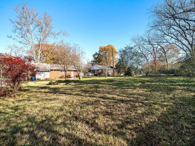 Building Photo - "Charming 3-Bed Home with Gleaming Hardwood Floors on Sheffield Road!"