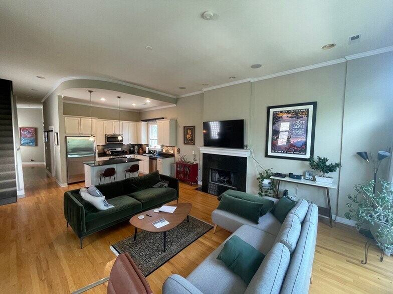 Building Photo - 857 N Paulina St