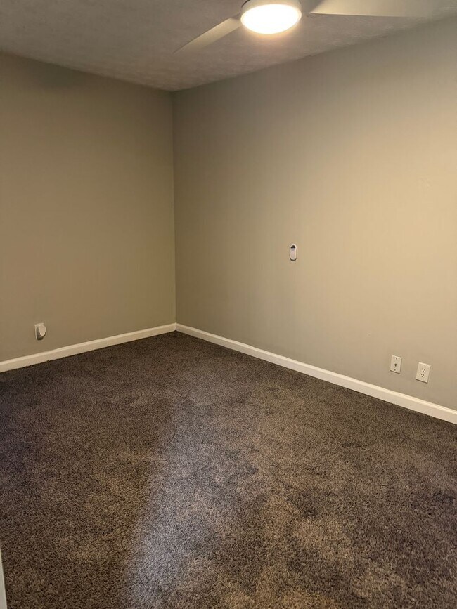 Building Photo - 3 bed 1 bath home for rent!