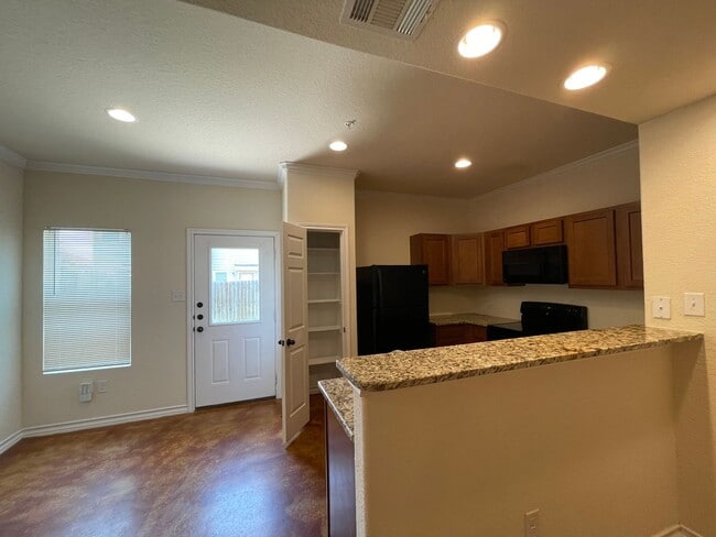 Building Photo - Townhome for rent