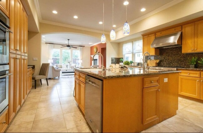 Building Photo - Pleasanton Ridge 5 bed/5 bath, Solar, Amen...