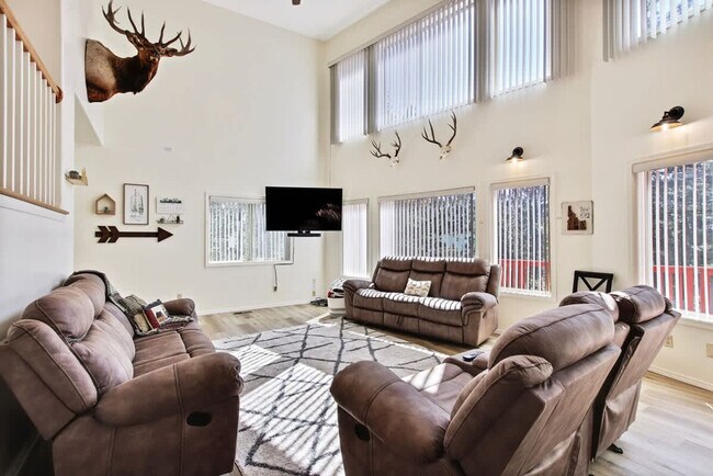 Building Photo - 1496 Pine Ridge Dr