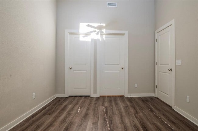 Building Photo - 636 N Honey Locust Bnd