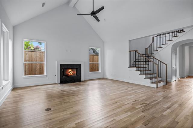 Building Photo - 9232 San Fernando Way