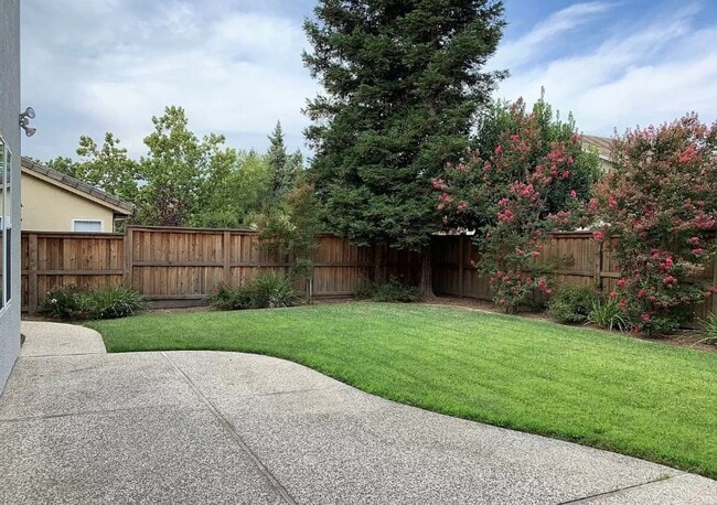 Building Photo - Wonderful 4 bedroom 3 full bath in the Wildhorse Golf Course Community.