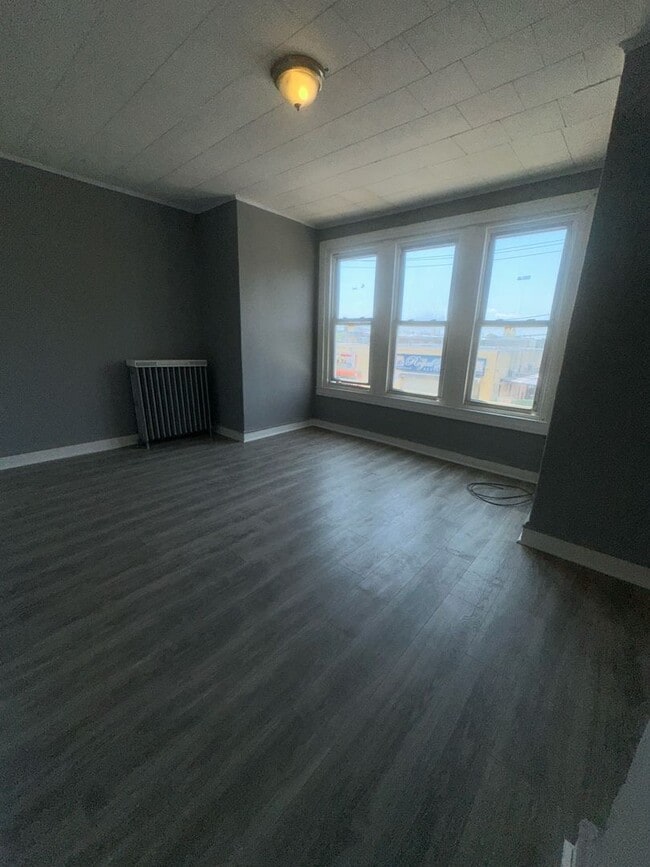 Building Photo - 3 bedrooms / 1 full bathrooms  renovated i...