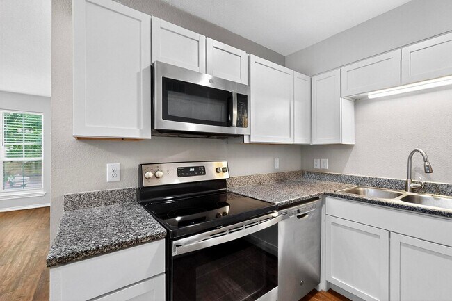 Building Photo - Stylish Upstairs Corner Unit Near Lake Ray Hubbard