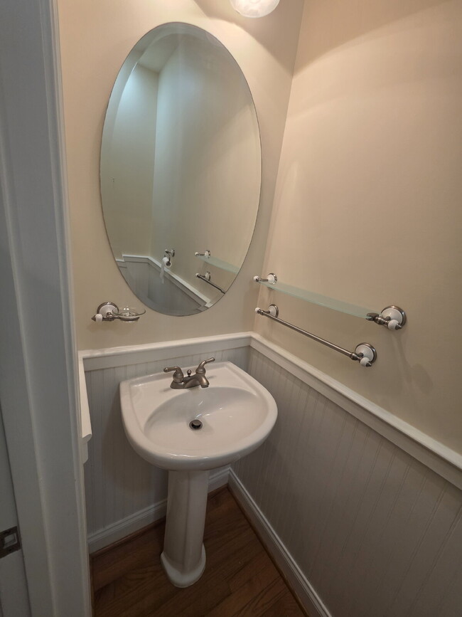 Building Photo - Spacious 4-Bedroom Home for Rent in Kings ...