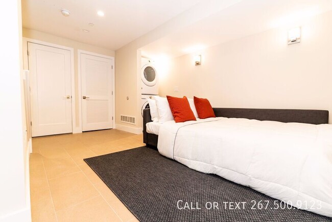 Building Photo - Beautiful bi-level 2 bed, 2 bathroom unit ...