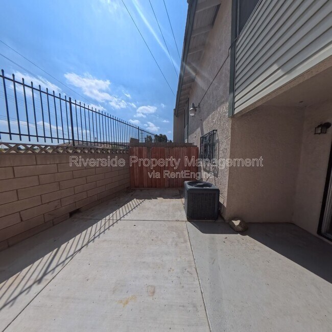 Building Photo - 2255 Cahuilla St