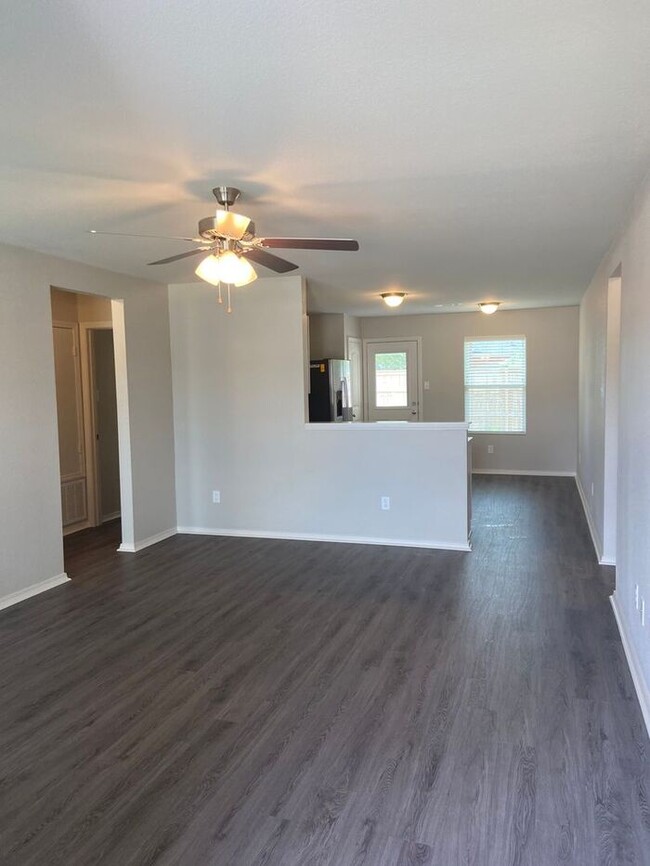 Building Photo - Location, Location, Location! New 3 Bedroo...