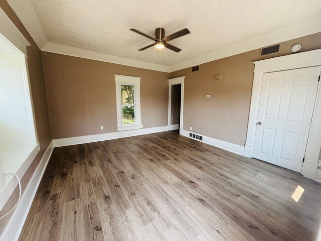 Building Photo - 404 N Georgie Ave