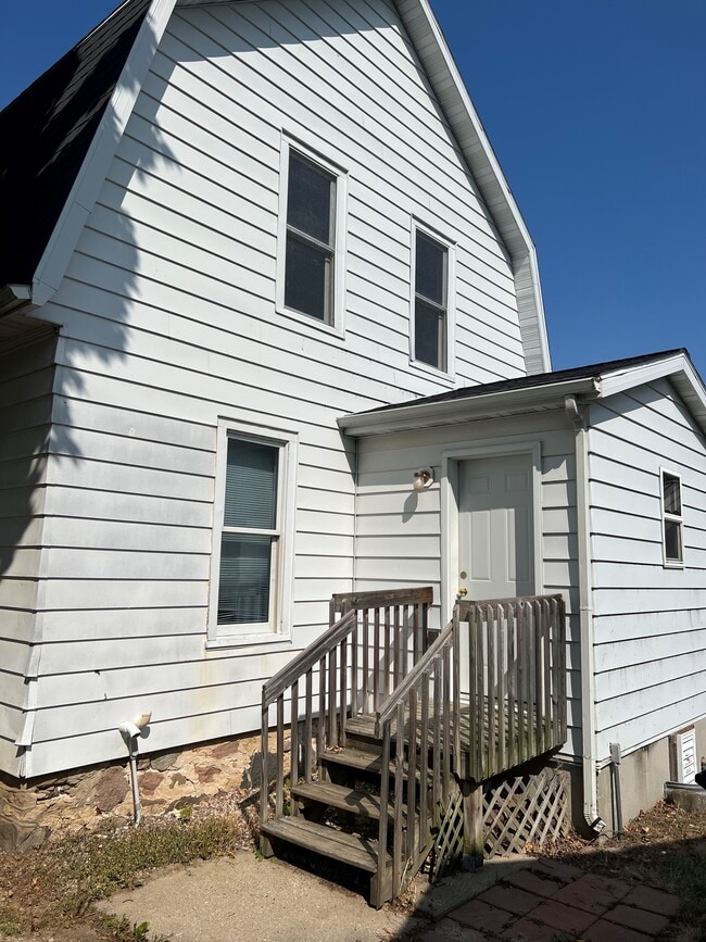 Primary Photo - 111 Farnham St